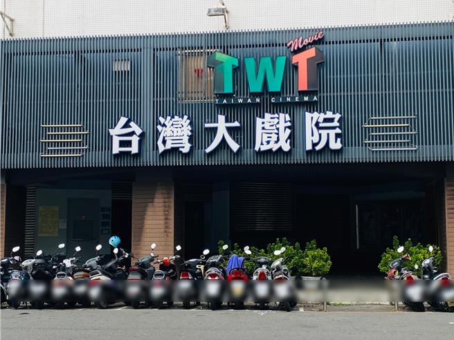 彰化市台湾大戏院日前在社群平台贴上歇业公告，宣布将从12月1日起暂停营业。（孙英哲摄）