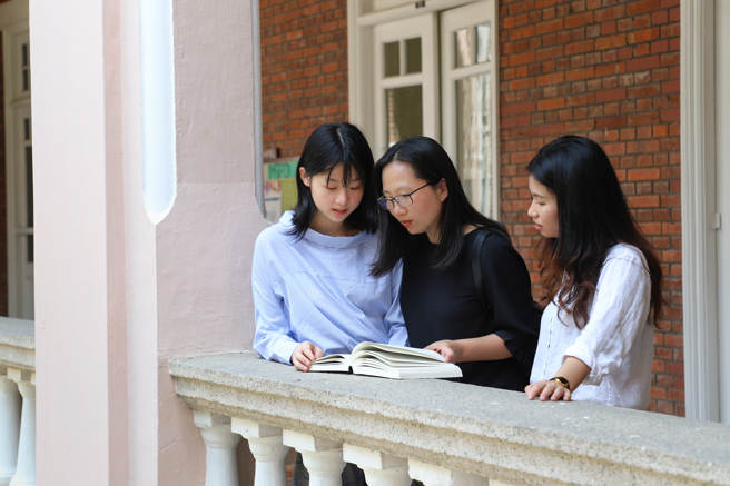 網友近日針對「廣設大學」展開討論，結果不少人認為此政策造成學歷貶值、打亂技職體系，甚至造成勞動人口不足，直言是「最大騙局」。（示意圖／Shutterstock）