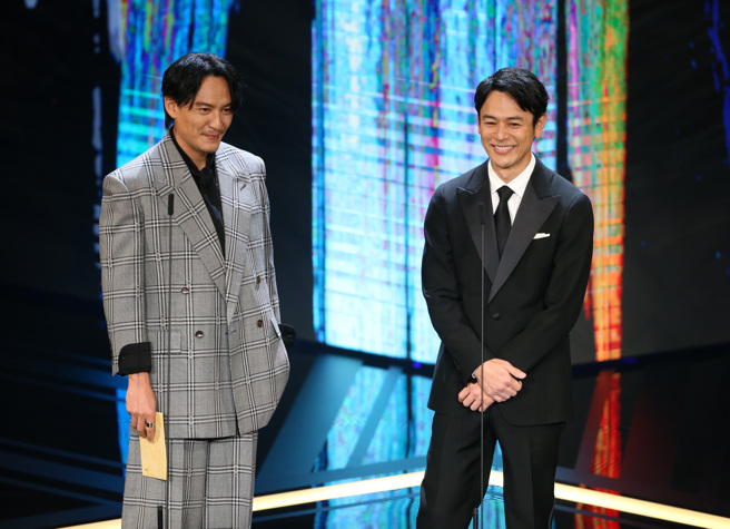 张震、妻夫木聪颁发最佳女配角奖。（图／杜宜谙摄影）