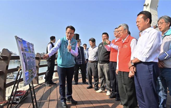 行政院长陈建仁25日赴嘉义县视察东石渔港水环境改善计画完工情形。图／行政院提供