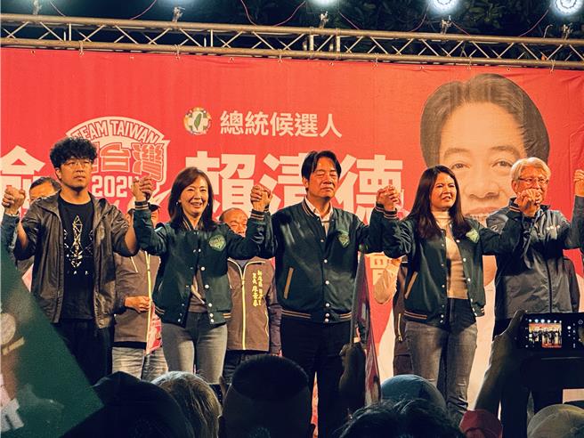 民進黨總統參選人賴清德替民進黨籍參選人曾伯瑜站台。（柯毓庭攝）