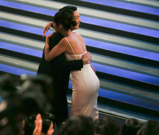 方志友得奖时拥抱好友林柏宏，男方贴心将她扶到舞台边。（图／杜宜谙摄影）