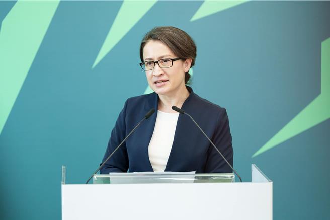 萧美琴表示，她会向习近平说，如果真的主张两岸一家亲的话，应该用更多的同理心来理解台湾人民的愿望。（摘自萧美琴粉丝专页）