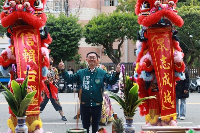 民进党籍三重区立委参选人李坤城今（25）日举行赖清德李坤城联合竞选总部成立茶会，总统府秘书长林佳龙与民进党籍在地议员陈启能、李倩萍、顏蔚慈等人到场支持。（李坤城竞选办公室提供）