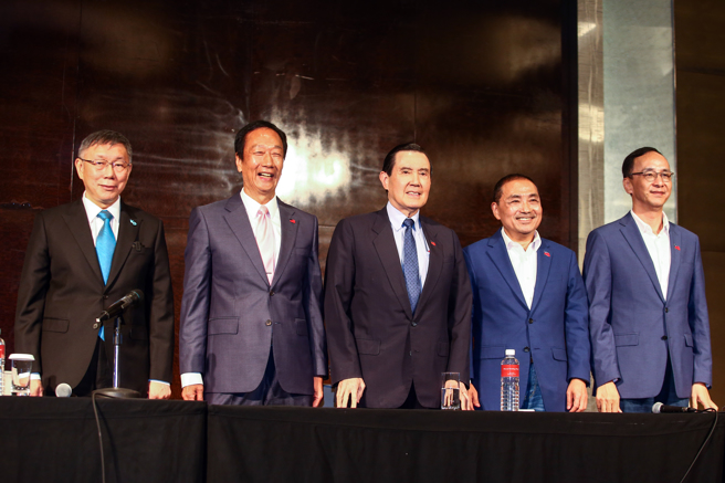 柯文哲（左起）、郭台铭、马英九、侯友宜、朱立伦23日在君悦饭店会谈。（资料照片）