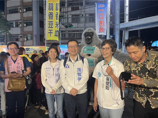 民眾党台中市一选区立委候选人蔡壁如（右2）25日晚间，在清水五权夜市旁开讲，多位蓝白大咖都到场为她助讲。（蔡壁如服务处提供／张妍溱台中传真）