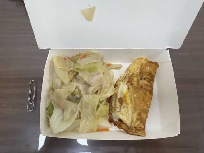男网友在北市大安区某自助餐夹了高丽菜+荷包蛋，竟被收70元，引发网友热议。(图／爆料公社2社)
