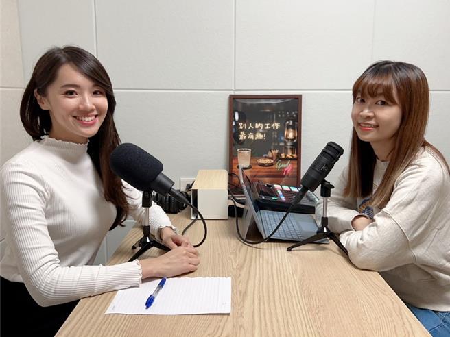 身兼营养师的基隆市议员许睿慈（左）与主持人Fiona（右）透过「别人的工作最有趣」Podcast节目，说明日照、长照的差别，并推广一般人认知较少的日照中心服务及资讯，提供需要照顾长辈的民眾更多选择。（营养师许睿慈提供／徐佑升基隆传真）