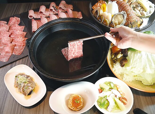〈食令‧SHABU〉标榜火锅与寿喜烧的食材涮料，都以「原食」呈现。图／姚舜