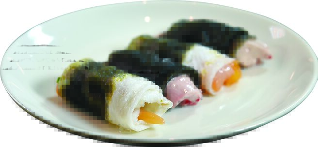 〈带皮比目鱼肉卷〉内有鱼肝作馅，一般火锅店吃不到这种高级涮料。图／姚舜