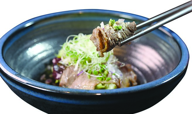 〈食令‧SHABU〉锅物套餐前菜〈炙烧牛肉〉，是用近江牛牛小排炙烧五分熟，搭配葱丝、洋葱丝一起享用。图／姚舜