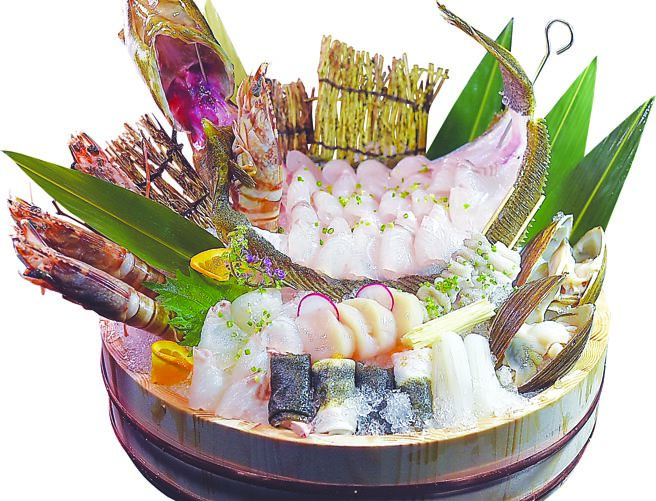 〈食令‧SHABU〉大直店的鲜活海鲜选择多样，图中海鲜盆有比目鱼、大明虾、北寄贝、花枝、比目鱼鮨边肉串、生食级大干贝等。图／姚舜