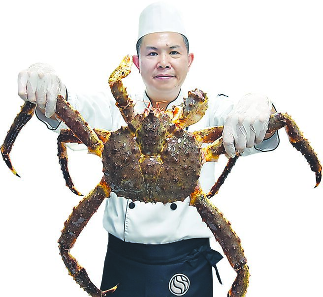 〈食令‧SHABU〉大直店的后场厨房设有活水鱼缸，海鲜老饕在这里可以用重逾4公斤的日本帝王蟹入馔或涮锅，享受一蟹多吃食趣。图／姚舜