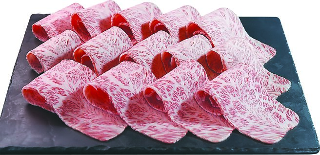 〈食令‧SHABU〉大直店主攻日本三大和牛之一的「近江牛」，图为油花丰富并兼享脂香与鲜味的臀盖肉。图／姚舜