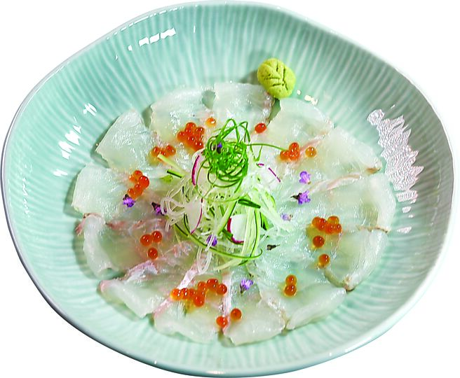 〈食令‧SHABU〉双人锅物套餐前菜〈比目鱼刺身〉，片薄的比目鱼生鱼片搭配鲑鱼卵一起呈现。图／姚舜