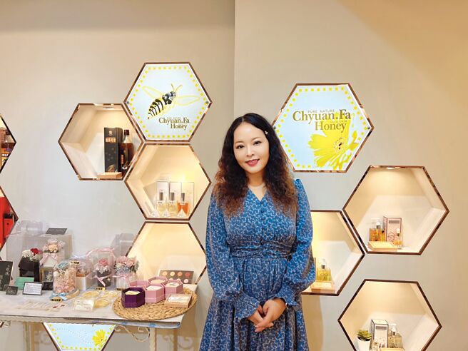 泉发蜂蜜执行长叶采糖，传承夫家对蜂蜜纯粹的执着，并认为正符合现今ESG永续概念。图／泉发蜂蜜提供