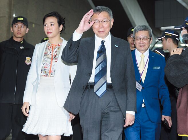 媒体人张禹宣指出，柯文哲恐怕会成首个「家里蹲型」总统候选人，没地方去、没钱可去。图为柯文哲与副手「新光公主」立委吴欣盈登记参选。（张铠乙摄）