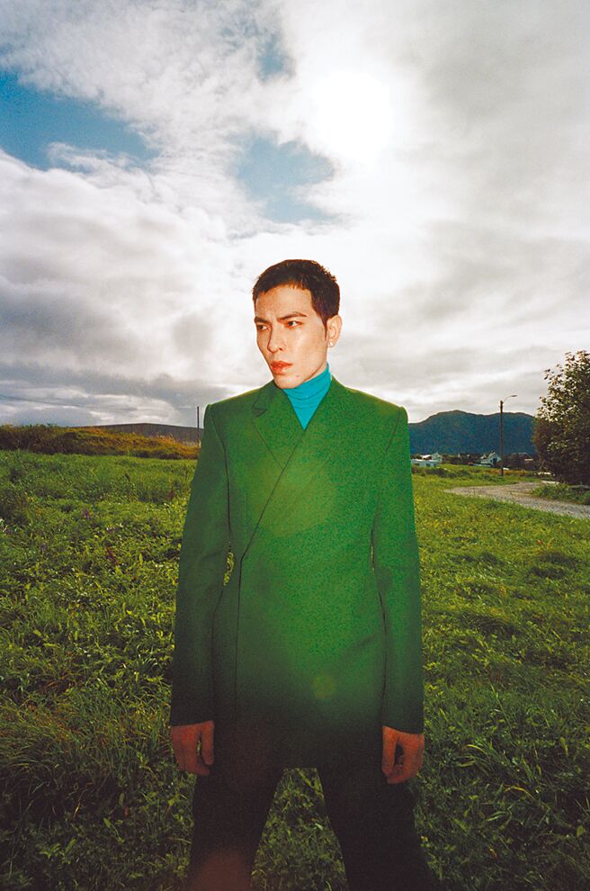 萧敬腾将推出新专辑《野生》，用心打造帅气造型。（华纳音乐提供）