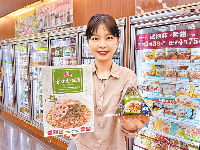 萊爾富「夾心三角飯糰-杏鮑菇筍丁」（右）32元、「香椿炒飯便當」65元。（萊爾富提供）