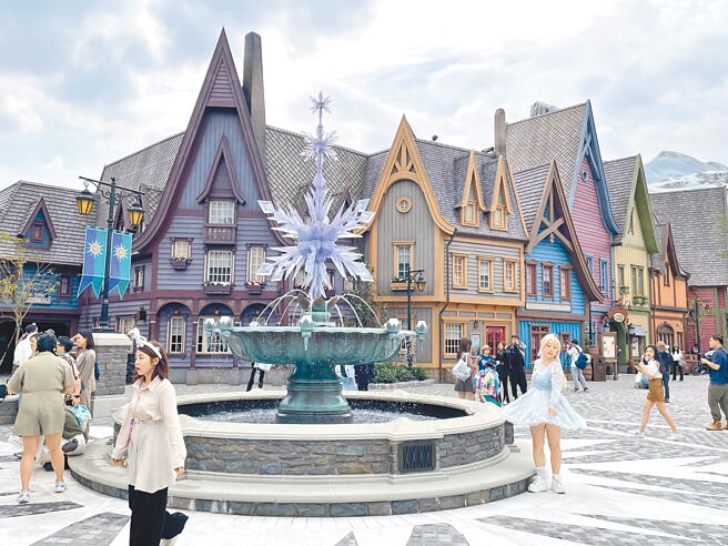 香港迪士尼樂園全新園區「魔雪奇緣世界」，打造出《冰雪奇緣》中艾倫戴爾王國的街景，「友誼噴泉」是拍照熱點之一。（何書青攝）