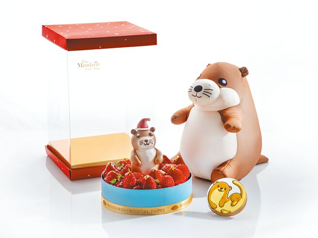 文華餅房為做公益推出獨家的水獺系列主題甜點，還有包含可愛玩偶的禮盒。（台北文華東方酒店提供）