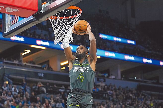 灰熊用困難合約緊急簽下前灰狼球員諾威爾。（路透）