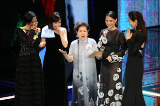 金馬60／5影后揭獎出包笑翻網 李心潔透視禮服「內在美」全露超大膽