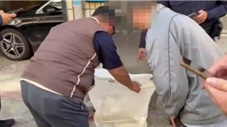 只因「不喜歡柯文哲」7旬翁隨手撕海報 違反選罷法遭警函送