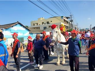土地公娶姥！从彰化和美骑白马到云林虎尾 席开130桌比真人婚礼热闹