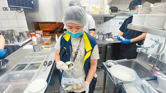 桃園 大心新泰式麵食 9人用餐不適