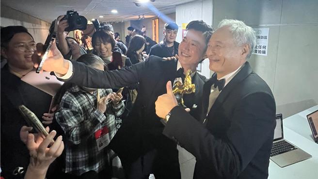 吴慷仁（左）开心在后台与李安自拍。（孙伊萱摄）