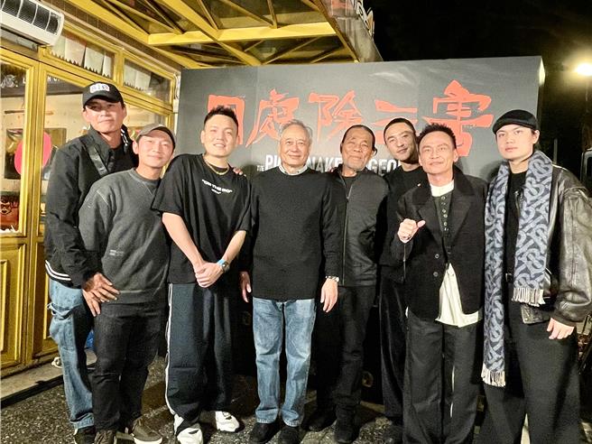 李安造访《周处除三害》剧组金马奖庆功宴。（林淑娟摄）