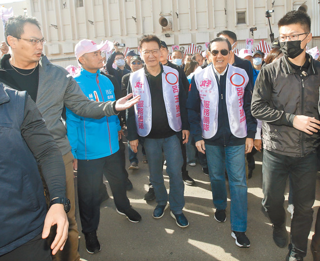 图为前总统马英九陪赵少康出席桃园市立委参选人吕玉玲联合竞总成立大会。（资料照）