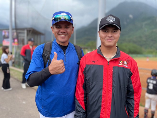 花莲三民国中总教练张志强（左）与昔日子弟兵、现效力乐天桃猿邱鑫。（毛琬婷摄）