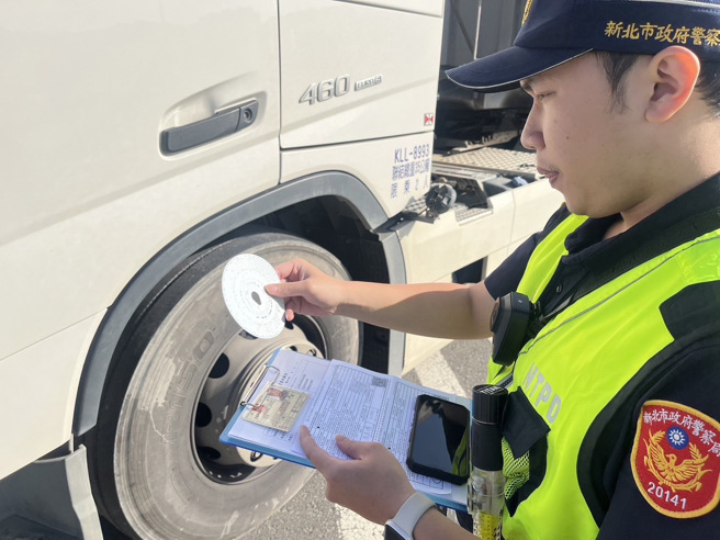 警方近日于北港周边路段拦查一辆超载砂石车，以拒绝过磅、未使用规定车厢及更换行车纪录器纸卡，现场祭出3张罚单。（图 / 刘咏韵翻摄）
