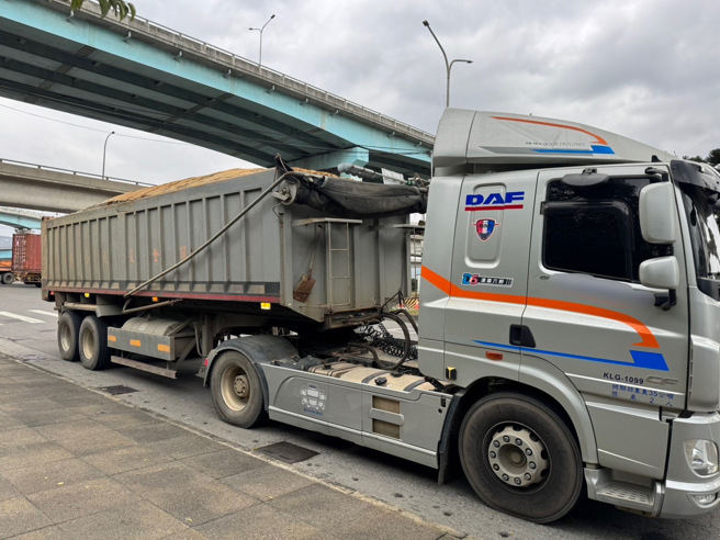 违规大型超载砂石车。（图 / 刘咏韵翻摄）