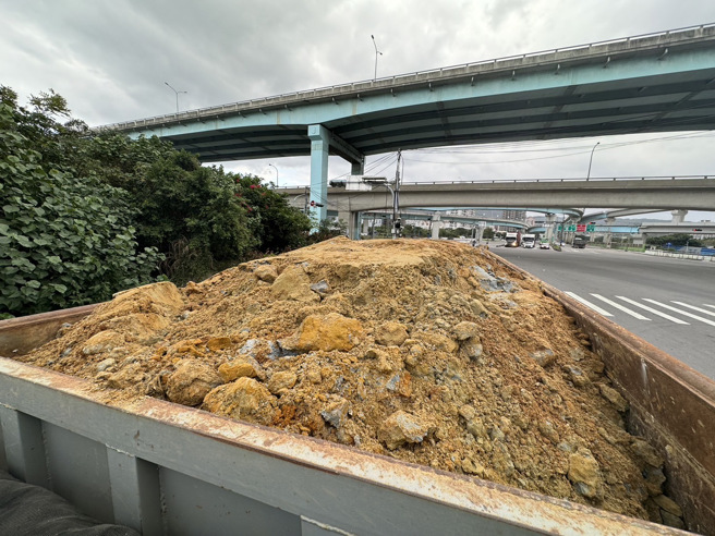 警方同时查获该车未携有效土方运送联单。（图 / 刘咏韵翻摄）