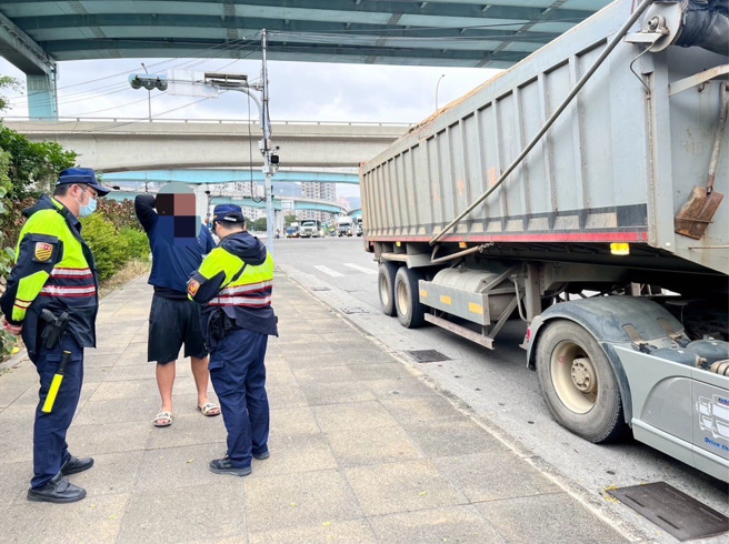 警方近日于北港周边路段拦查一辆超载砂石车，以拒绝过磅、未使用规定车厢及更换行车纪录器纸卡，现场祭出3张罚单。