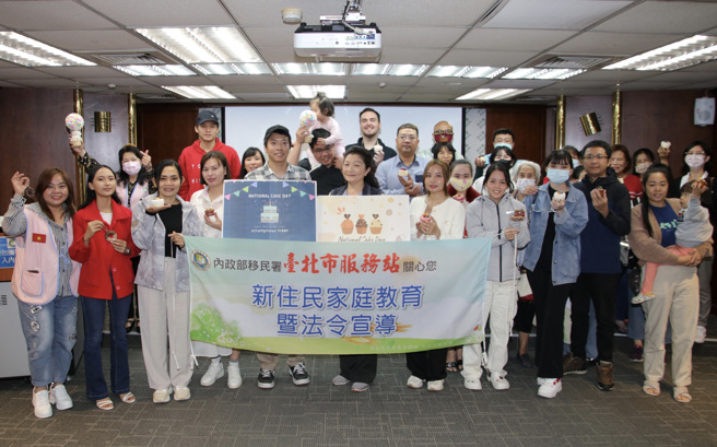 来自新加坡的蛋糕烘焙主厨刘洺恺，分享定居臺湾后创业、家人相处的小故事（左5为刘洺恺、左6为臺北市服务站视察洪湘凤）。（翻摄画面）