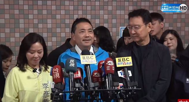 国民党正副总统参选人侯康配成军。(取自直播)