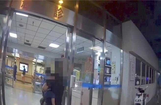 高雄仁武警方于11月22日协助一对夫妻将生病的男婴送往长庚医院救治。（翻摄照片／林瑞益高雄传真）