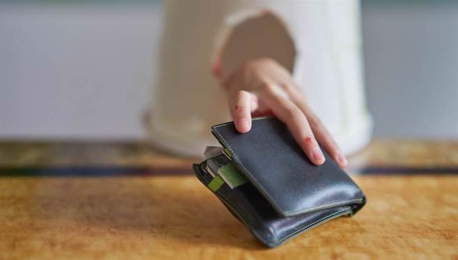 皮夹失主解释，会告原PO是因为皮夹中遗失的东西很多，包括2100元现金、一张餐券、信用卡跟行照各一张、两个护身符等。(示意图，达志提供)