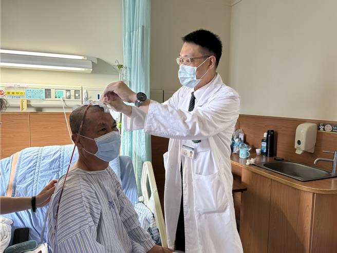 大林慈济神经外科医师吴宗宪（右）为病患手术治疗后，查看置入引流管状况。（斗六慈济医院提供）