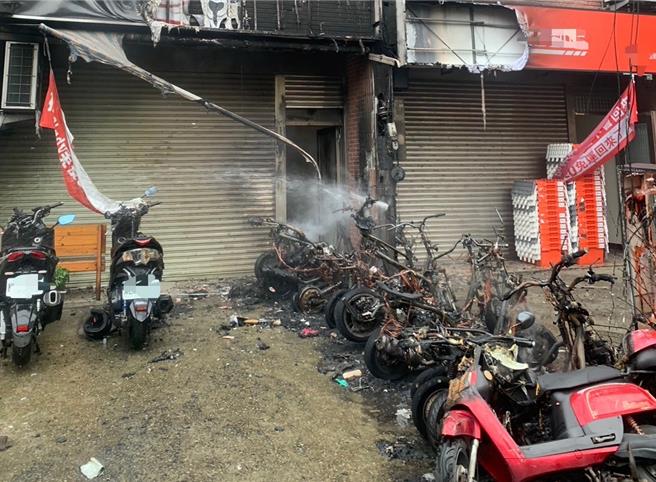 桃园大园移工宿舍外12辆电动自行车、机车陷火海，大部分烧到只剩骨架。(消防局提供／吕筱蝉桃园传真)