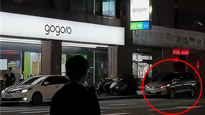 基隆市议员25日在脸书发文，指基隆市长谢国梁的座车（红圈处）24日下午违规停车，基隆市政府回应，当时车辆正执行公务中。（翻摄照片／张志康基隆传真）