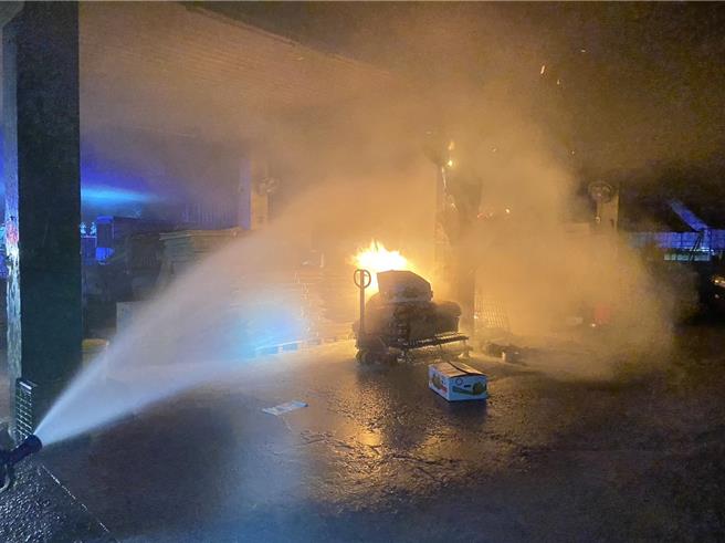 高雄燕巢果菜批發市場於11月25日晚間10時許發生火警，消防局人員到場搶救，這場火警燒死5隻毛小孩。（翻攝照片／林瑞益高雄傳真）