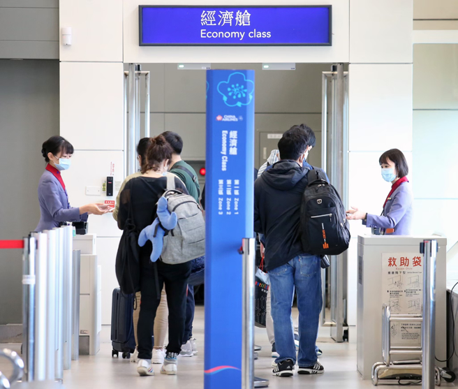 廖男入境台中清泉岗国际机场时，遭安检人员从其行李中起获20包、重达11.6公斤的乾燥大麻花。（图仅示意 / 中时资料照）