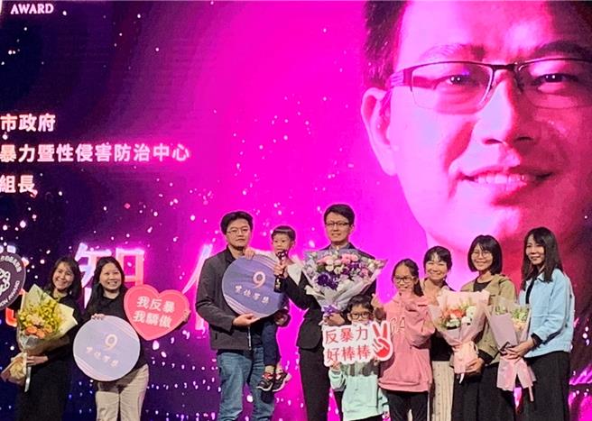 台南市社会局儿少保护组组长姚智仁（右六）荣获卫福部保护服务最高荣誉紫丝带奖肯定。（台南市社会局提供／曹婷婷台南传真）