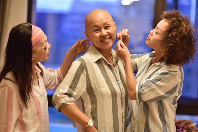 韦明淑（中）能够康復，姊姊们的爱和药物一样重要。（韦明淑提供）