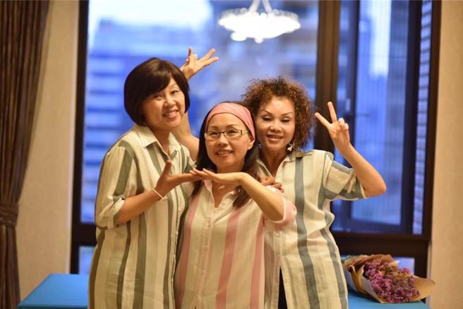 韦明淑（左一）抗癌过程中，有姊姊们相伴打气。（韦明淑提供）